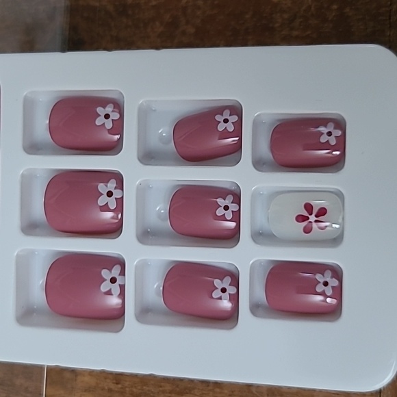 2/$16 Floral Press On Nails - Picture 12 of 16